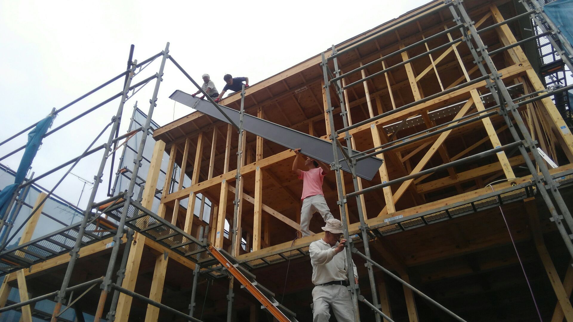 屋根工事がはじまりました。大工さん総出で荷揚げです。