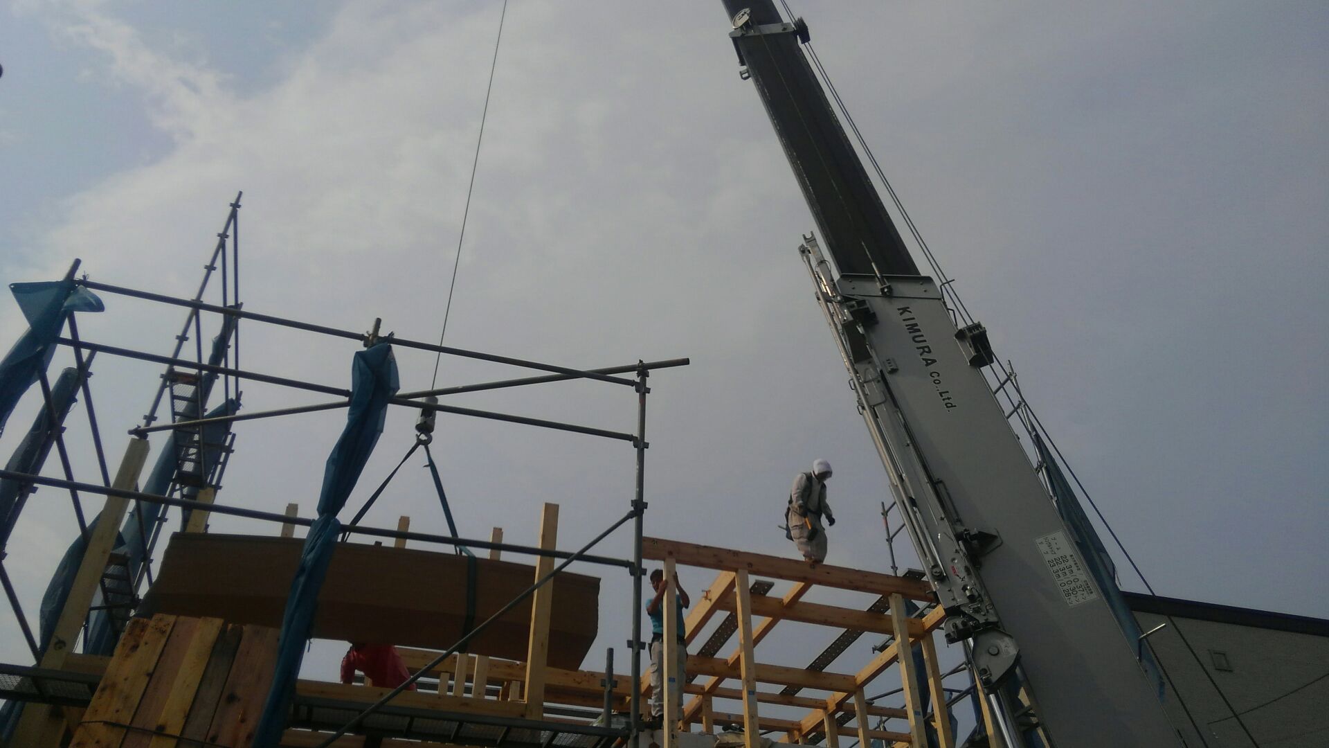 上棟、棟上げがはじまりました。