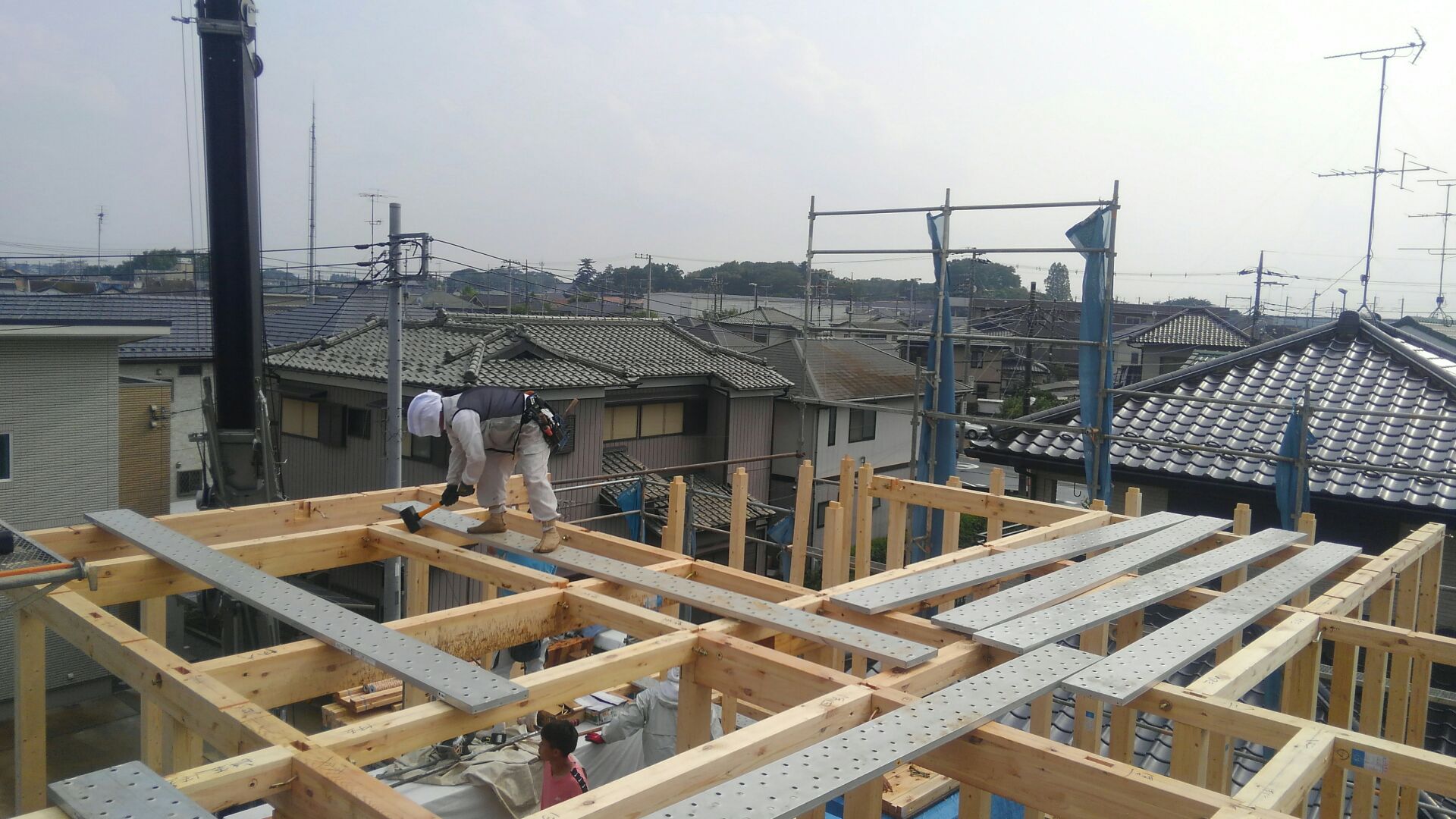 かけやを使って、梁をいっぽんいっぽん組み上げます。