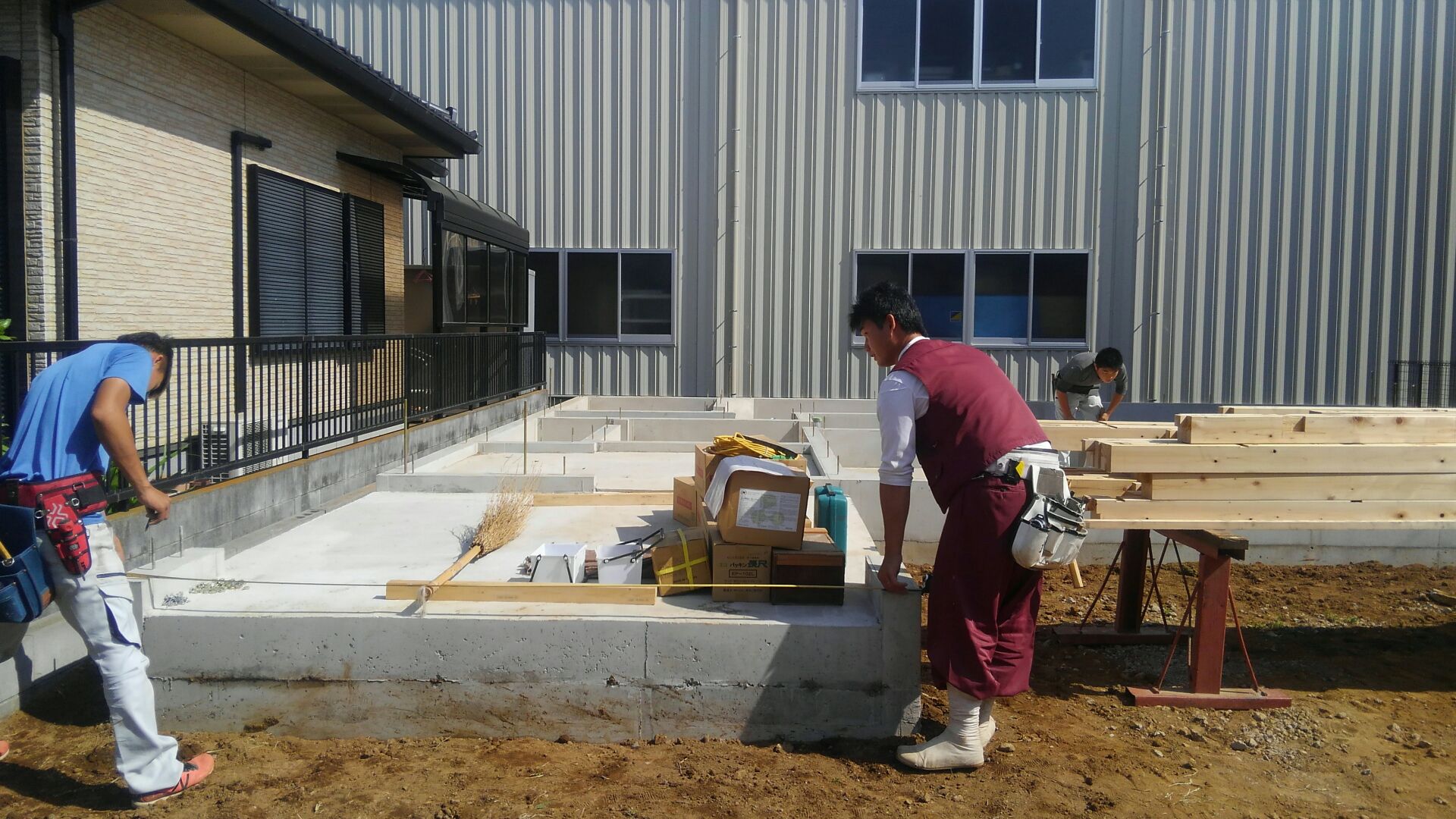 お日柄もよく、大工さん上棟に向け土台敷きに来ました。