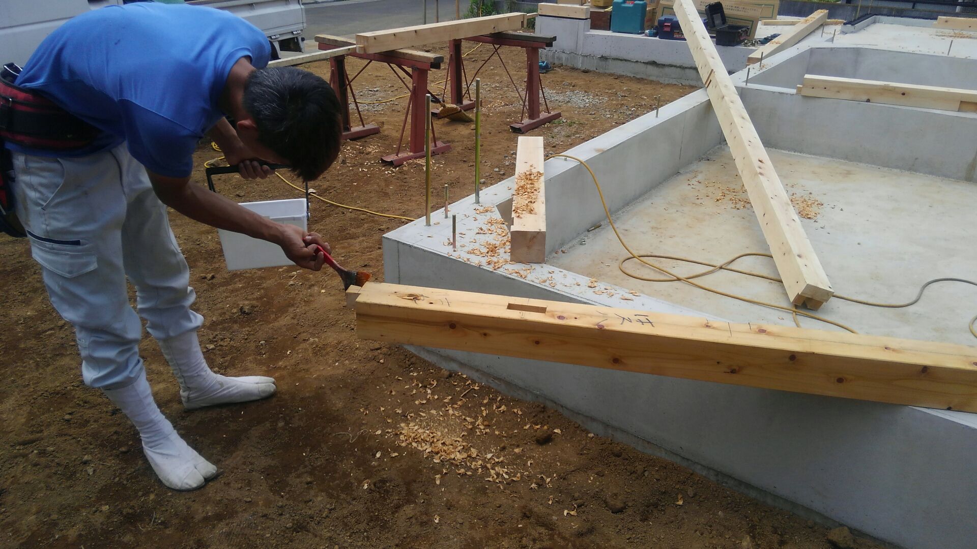 いつも通りの防蟻処理。エコボロン塗布！刷毛を使ってていねいに。