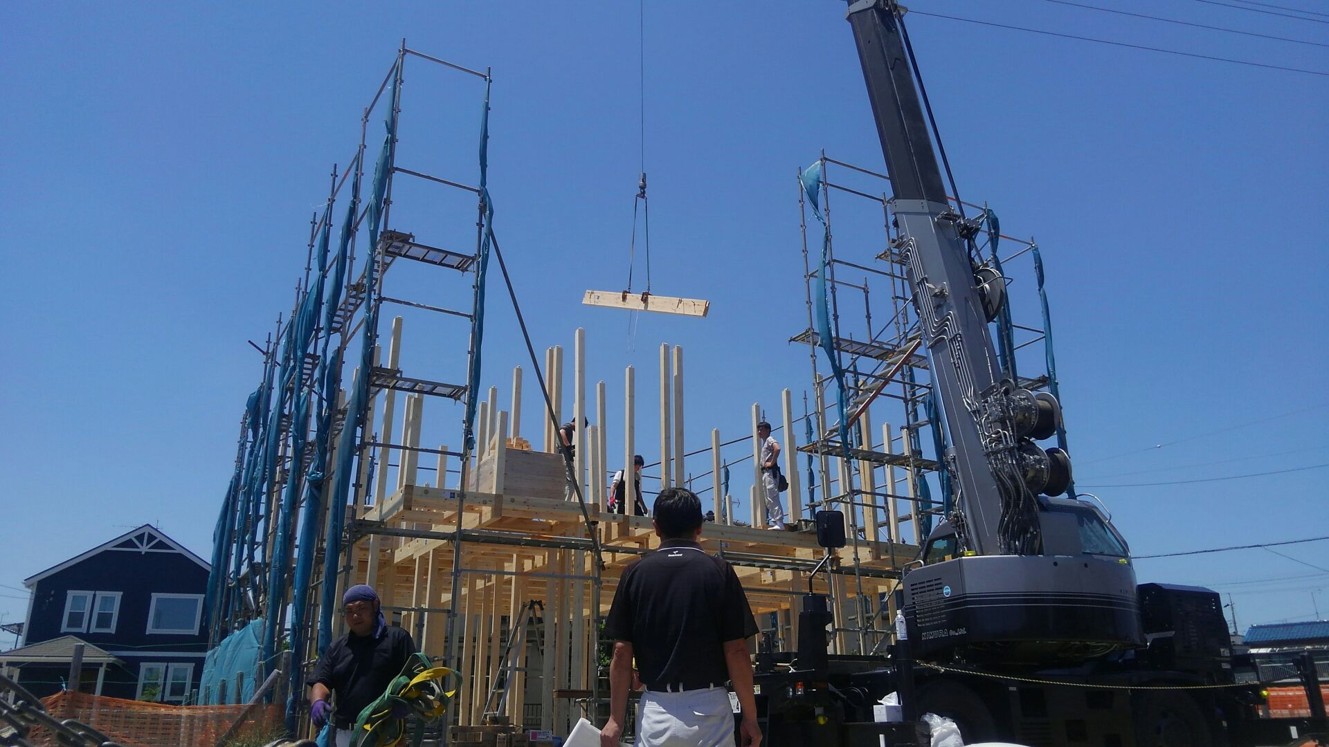 う～ん…最高の上棟日和！作業も順調、順調！