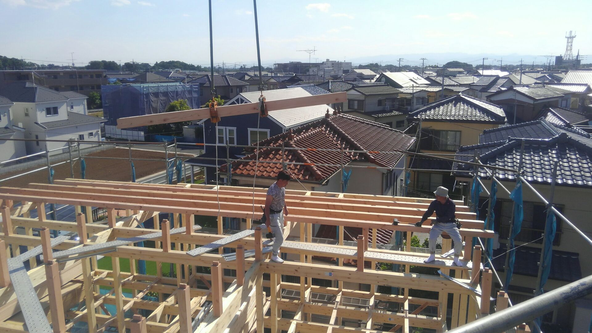 母屋入れ開始。あと一息　ガンバレ大工さん！