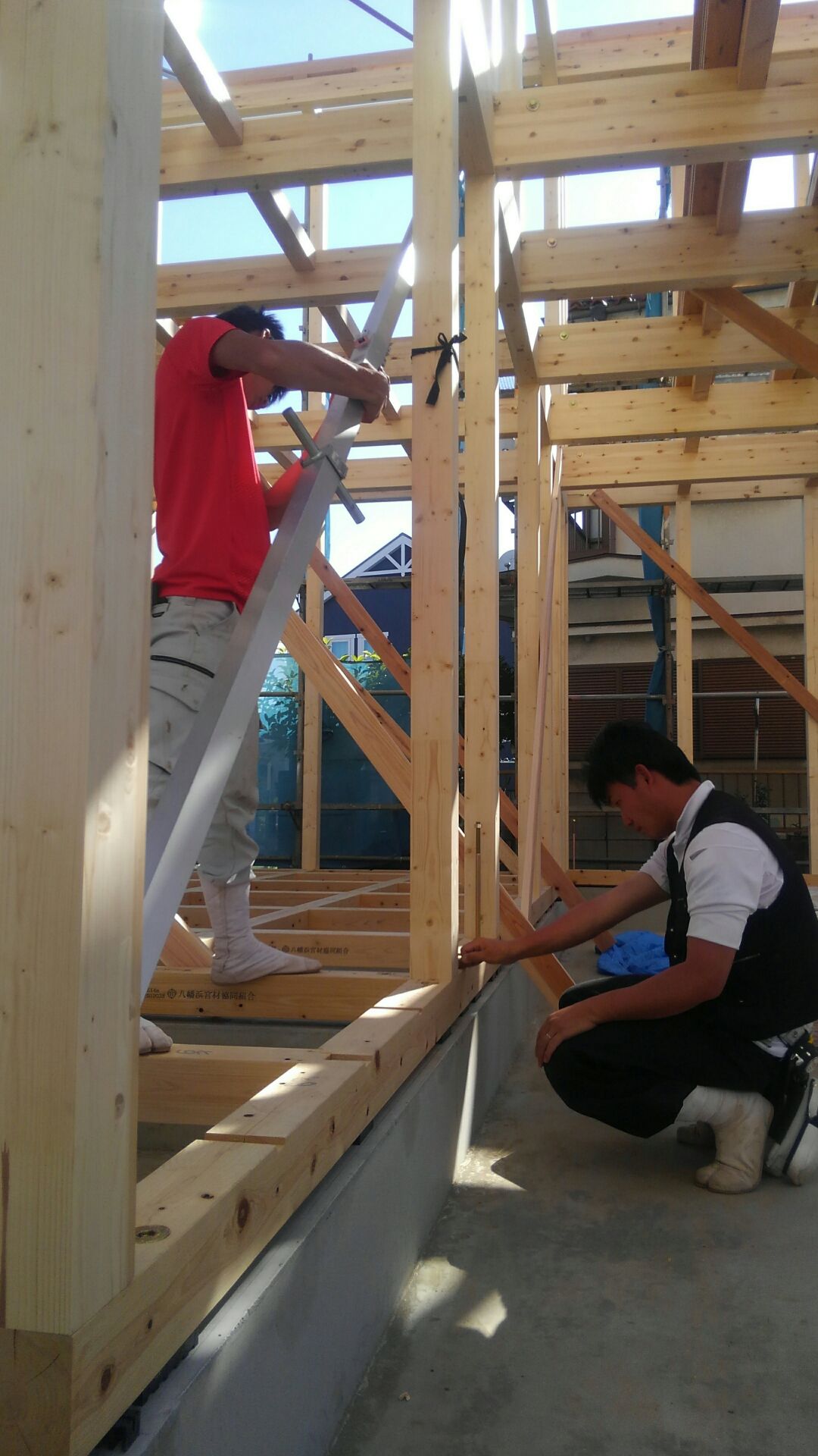 棟上げが終わり、大工さんすかさず歪みつき。