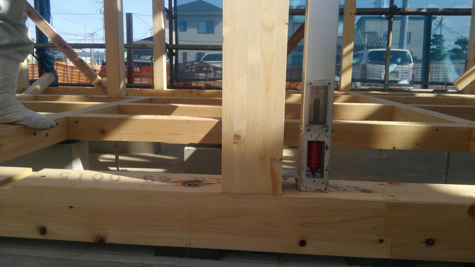 いつもどおり、キッチリ！シッカリ！建物の歪みをとります。