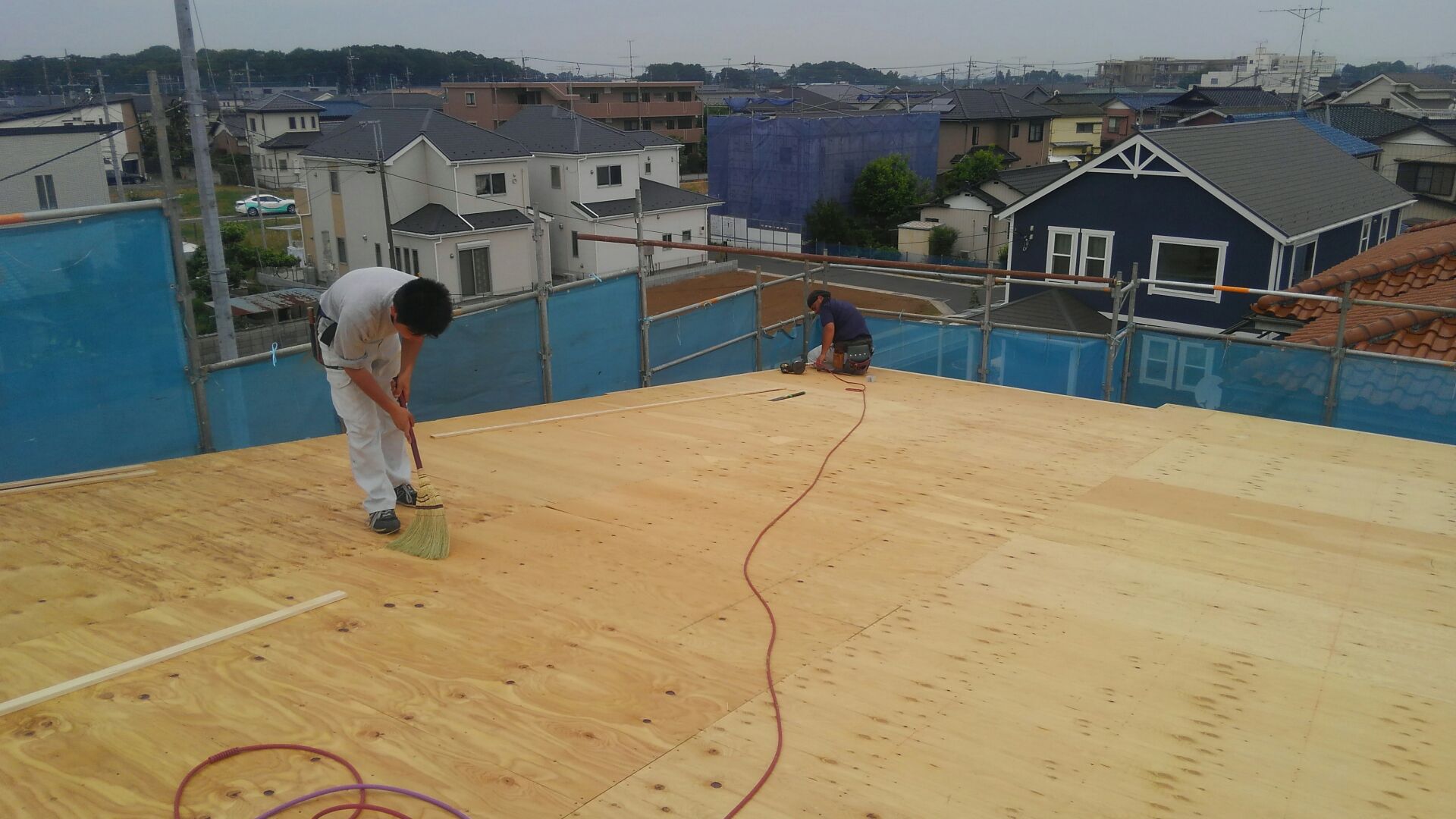 野地板がはり終わったら、ほうきでキレイにお掃除！お掃除！