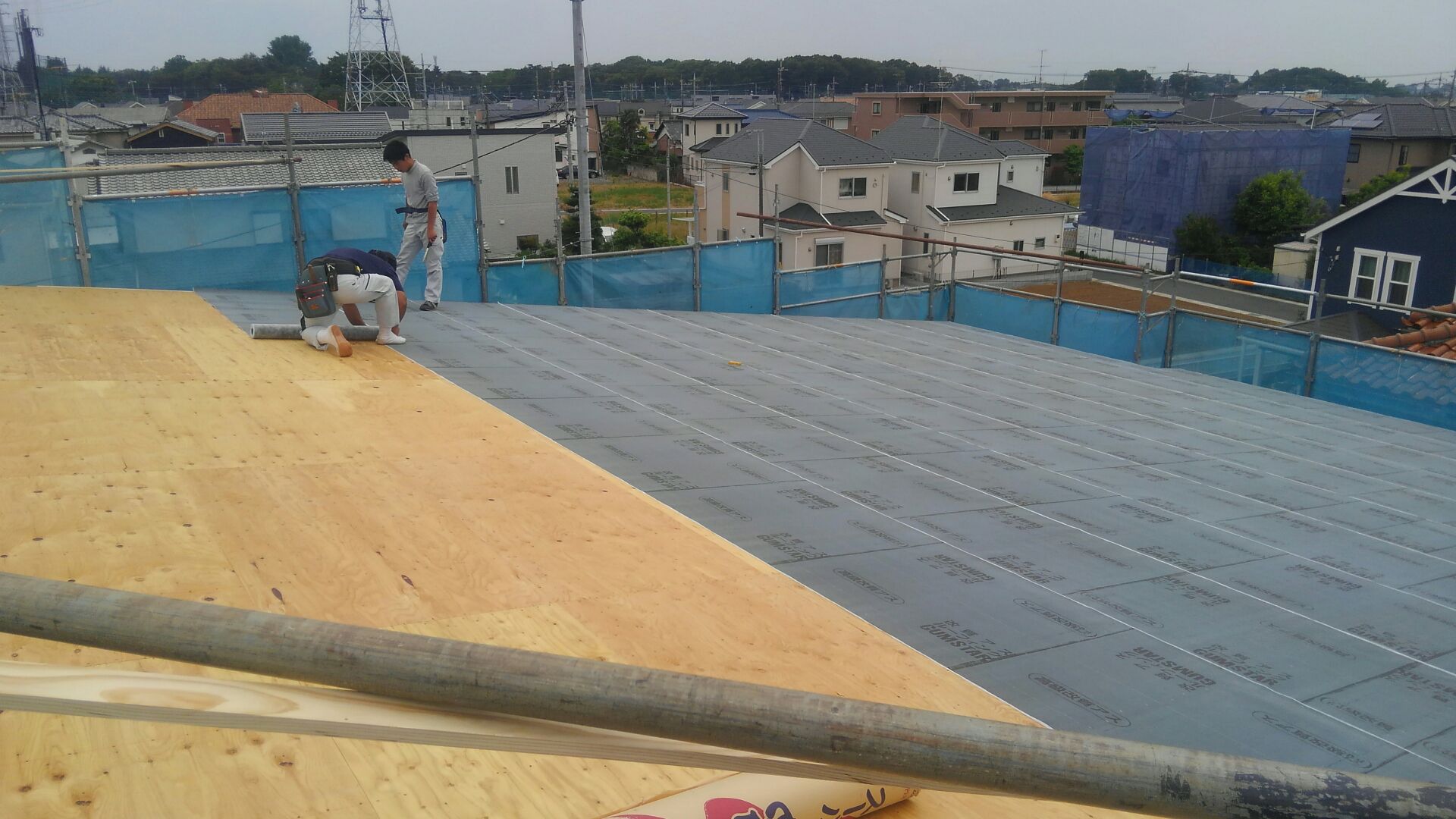 ゴムアスルーヒィングを敷いて、屋根下地が完成です。