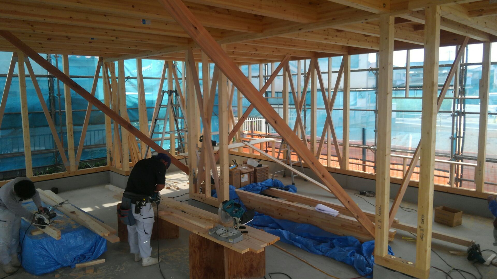 建物の耐力壁となる筋交い入れをはじめました。