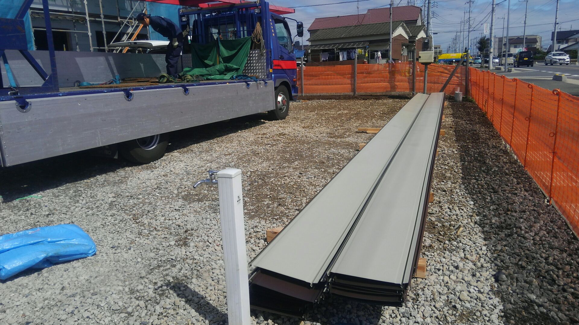 ガルバニュウム鋼板タテハゼ、現場に搬入されました。