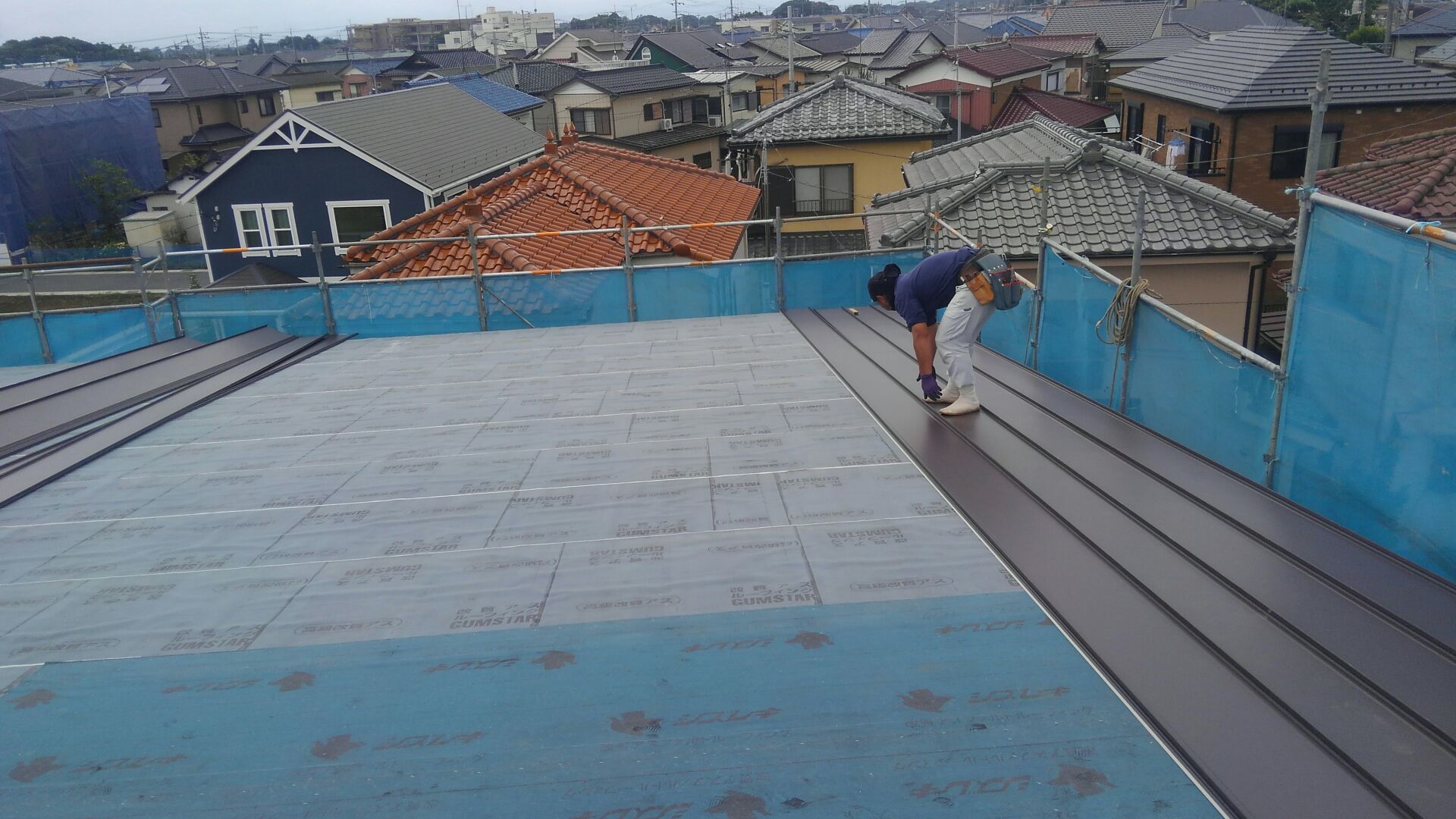 大工さん、板金屋さんのお手伝い。いつもお手伝いしてるので、慣れたものです。