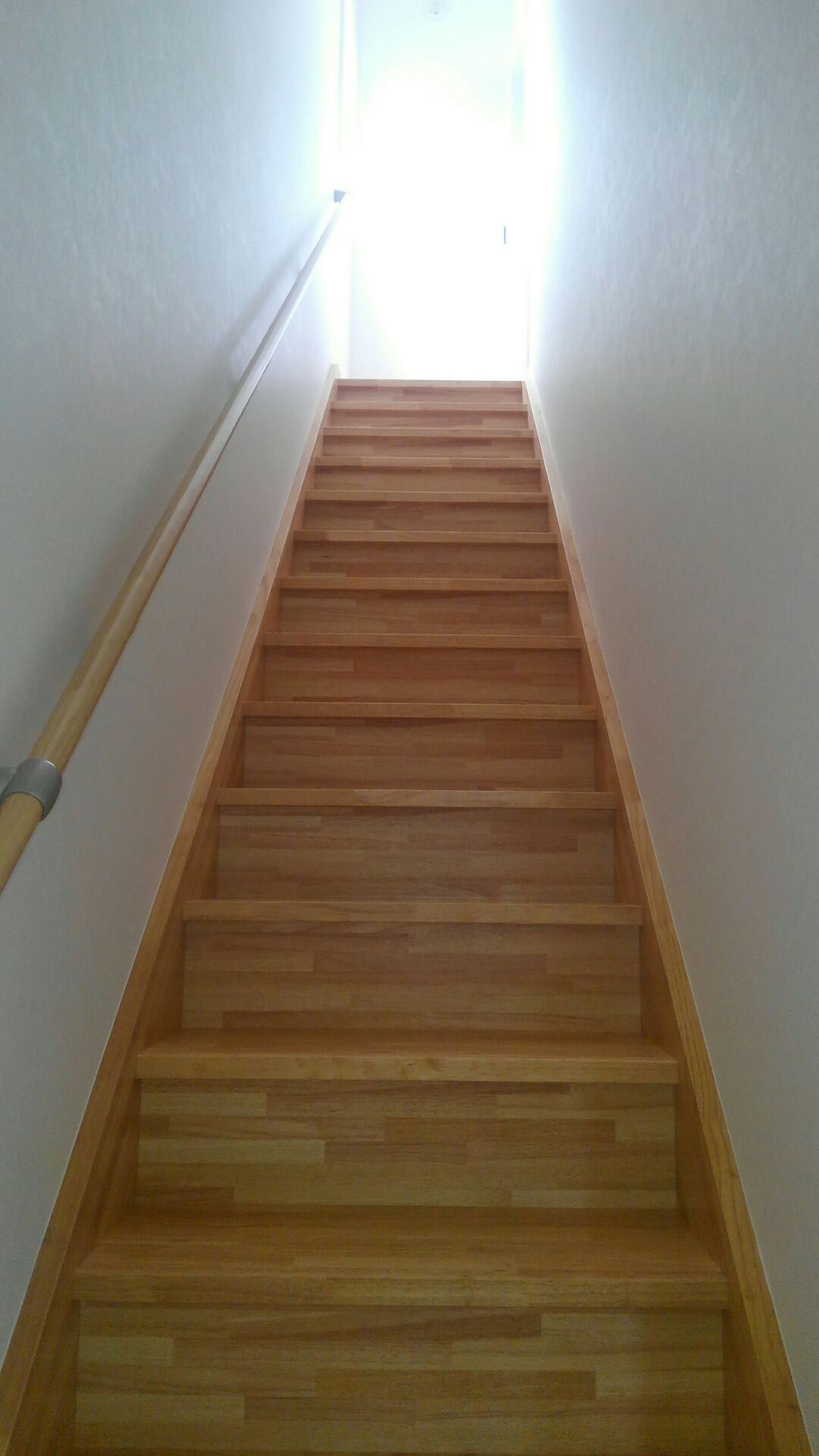 ホビールームから2階へと上がるてっぽう階段（一直線で上がる階段のことです）日差しを浴び、2階のホールが輝いて、なにかイイことがおこりそうな階段ですね。