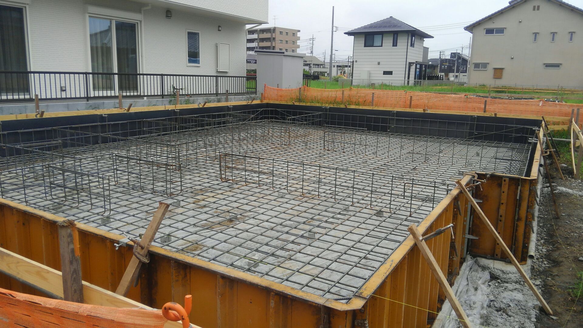 基礎工事。配筋が完成です。まっすぐに伸びたもち網鉄筋。いつもどおりほっんとキレイな仕上がり。