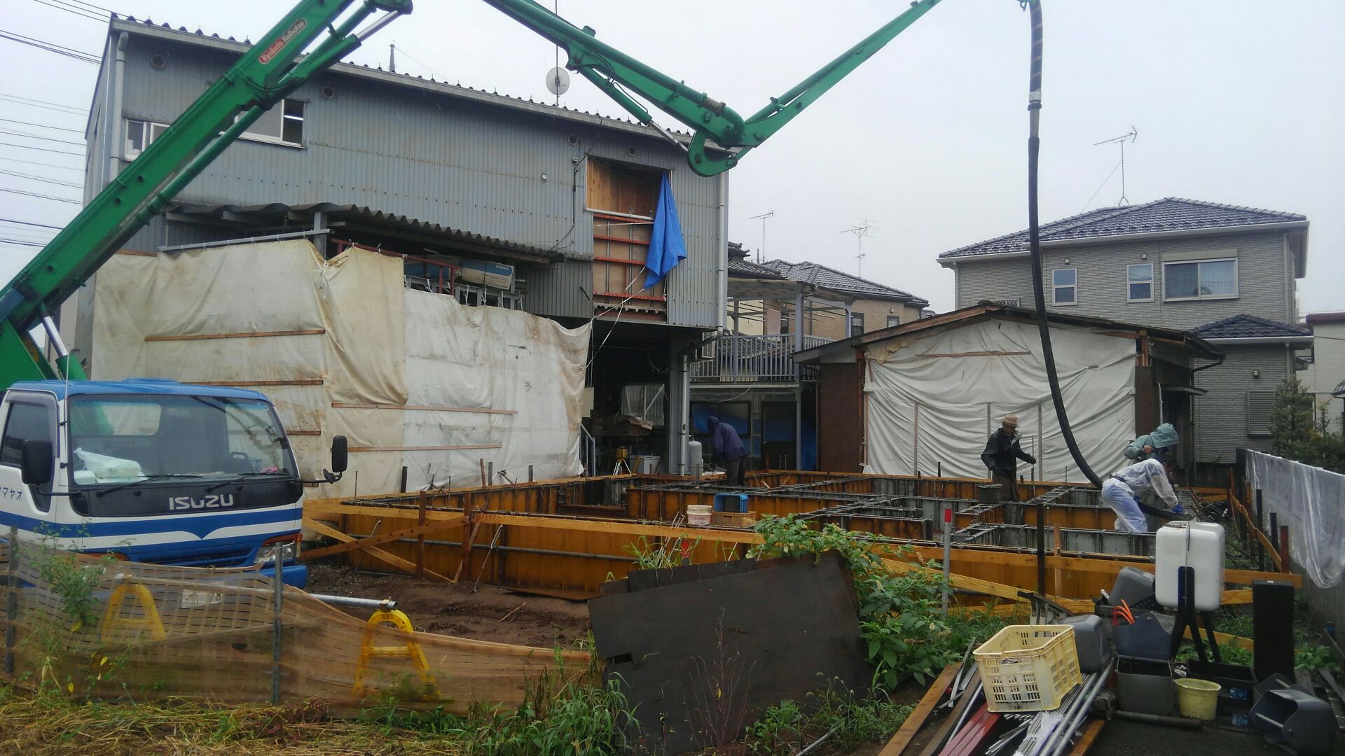 基礎立ち上がりのコンクリート打ち込みです。