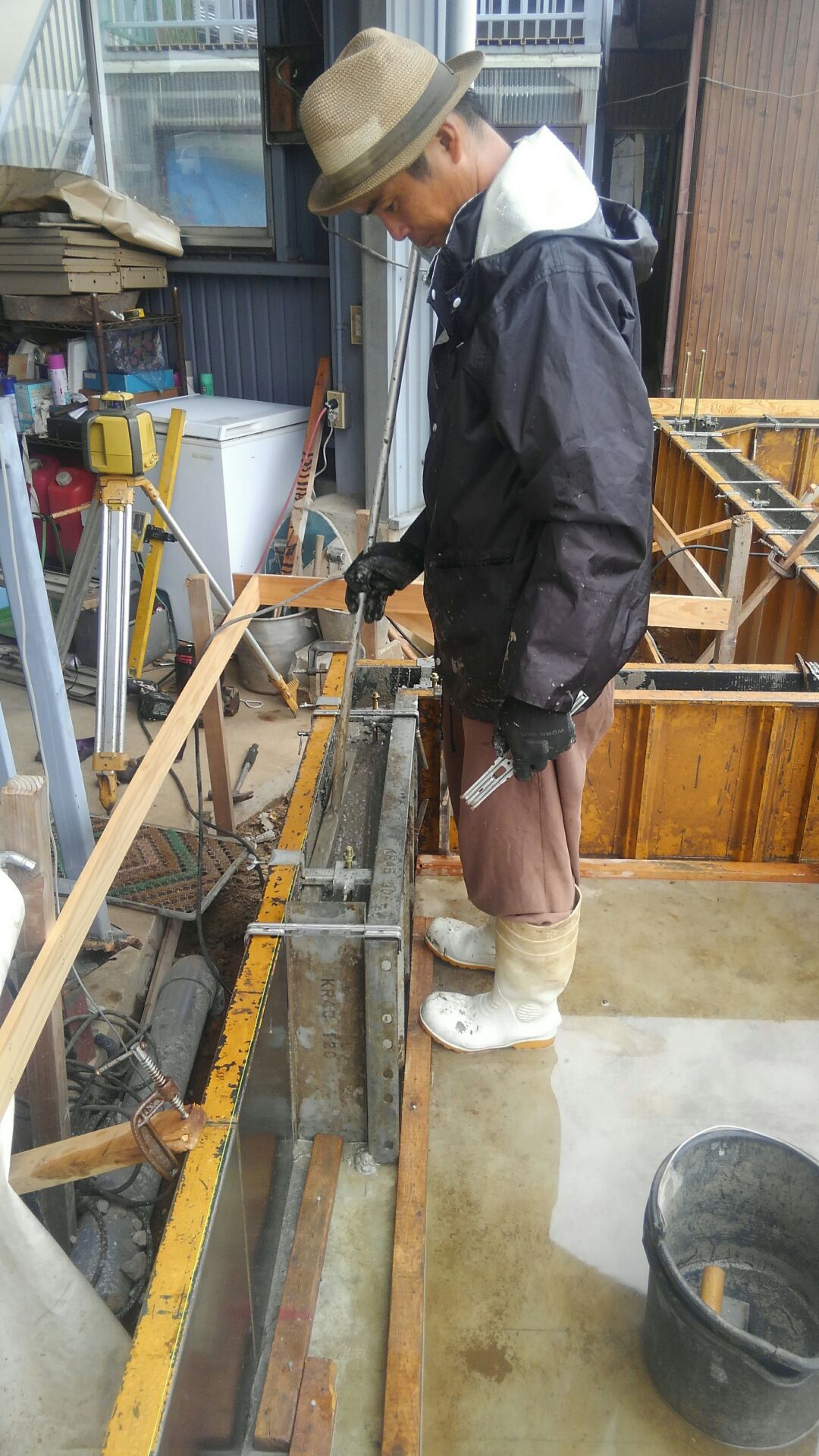 いつも通りに丁寧に。レベラーを流し込めば終了です。