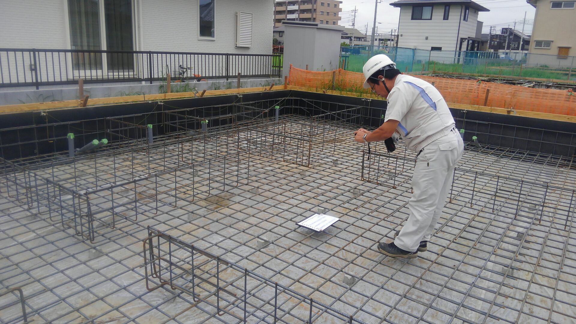 建物の配置の確認や鉄筋のピッチなどこまかくチェックをします。