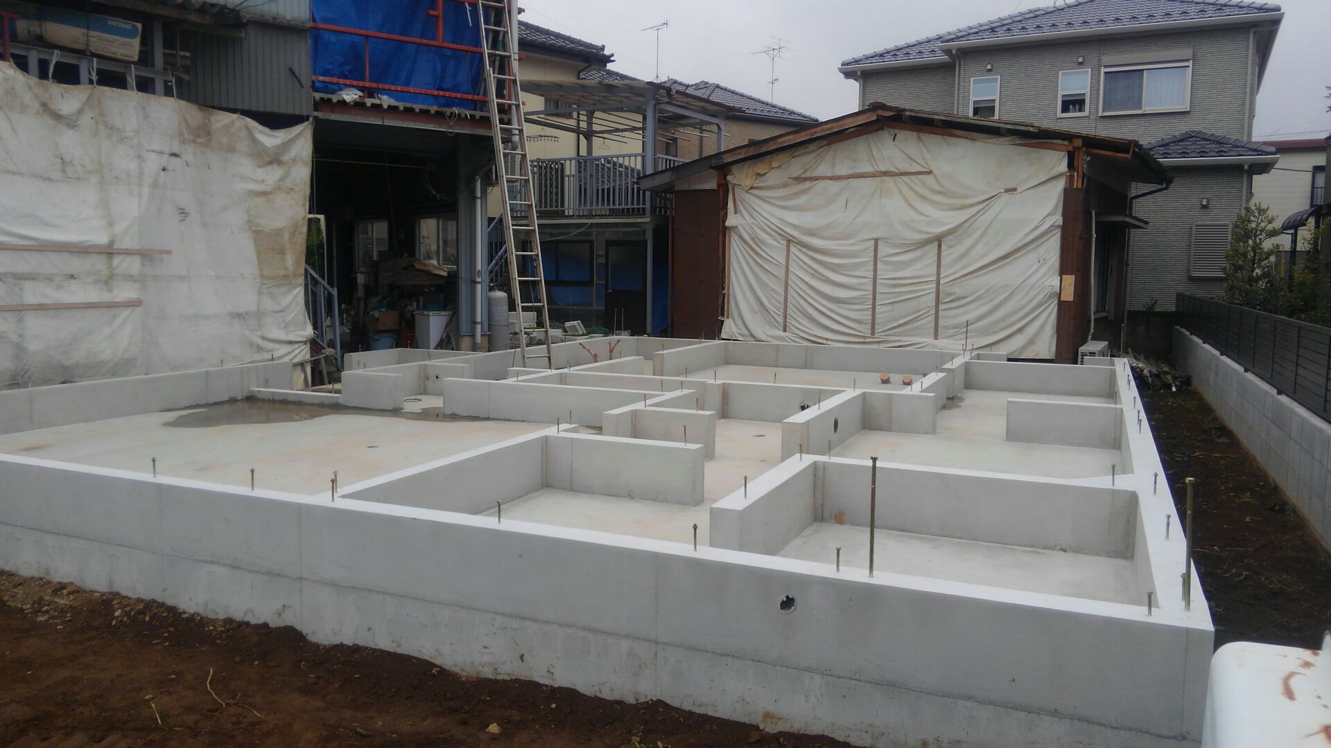 基礎工事が終わりました。いよいよ上棟、棟上げです。基礎屋さんお疲れ様でした。キレイな基礎をありがとう！