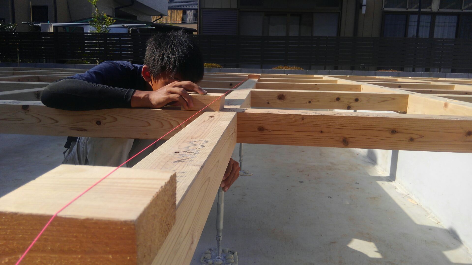 糸を張って大引きを平らに。これもとても重要な作業です。