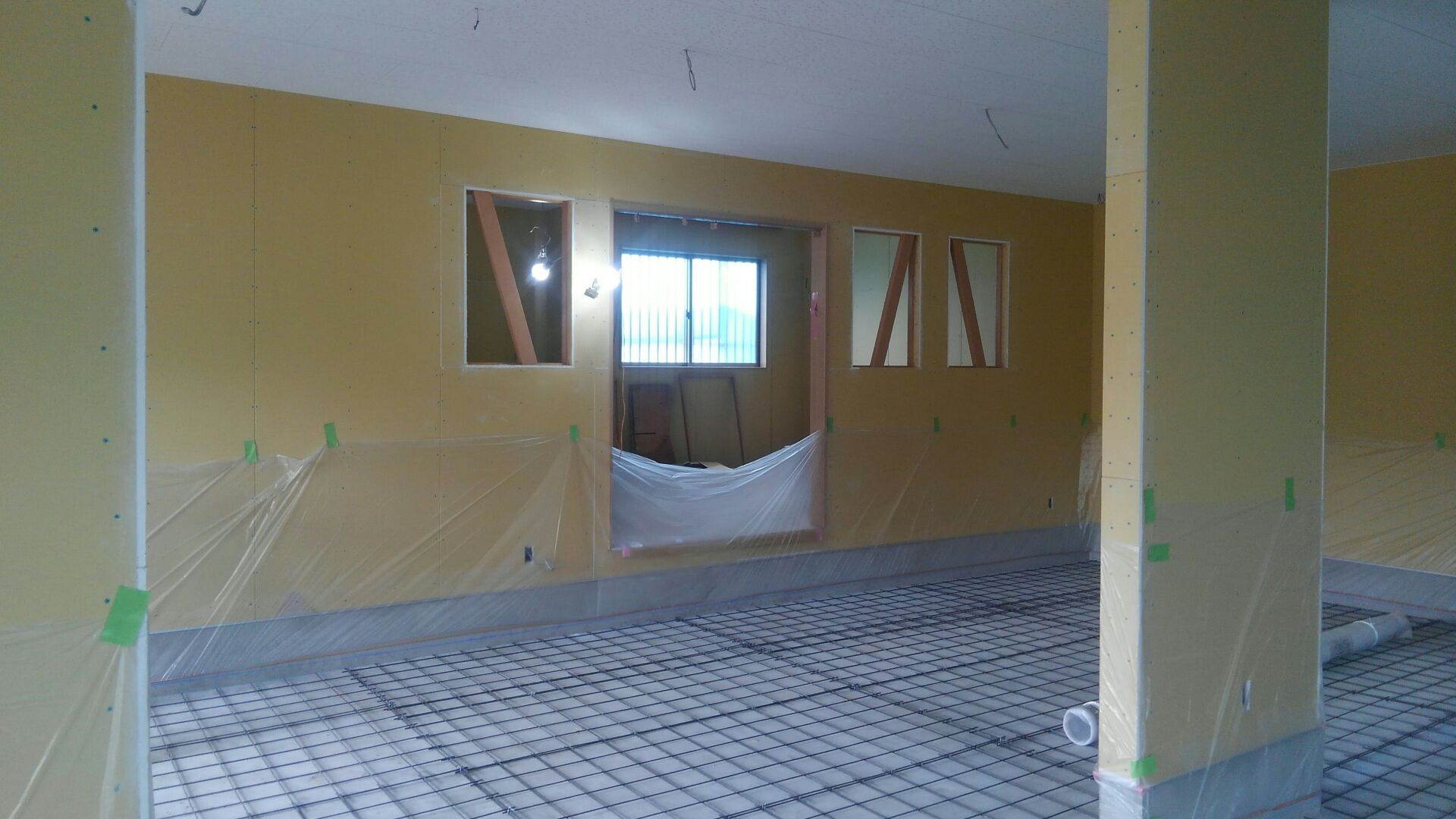 耐圧盤の上に6φのメッシュを敷き詰め準備完了です。