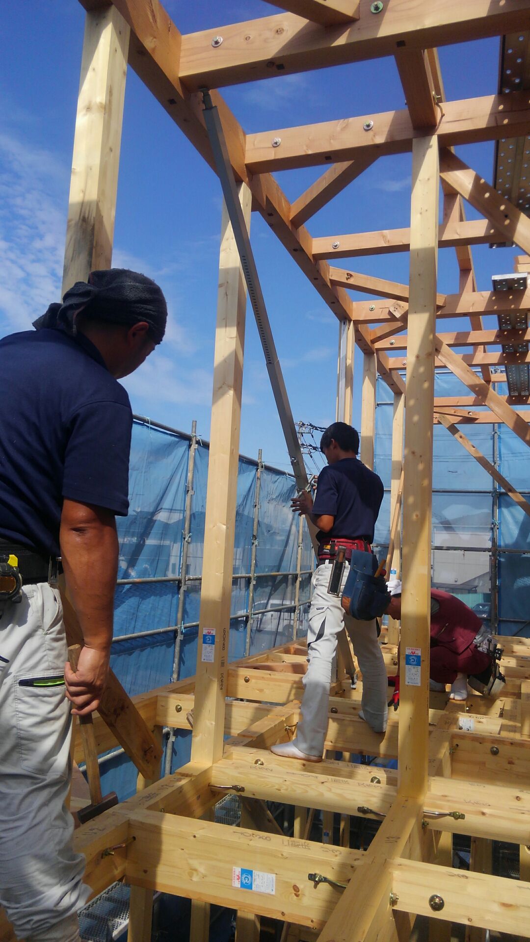 大工さんが　建物の歪みつきを　はじめました。