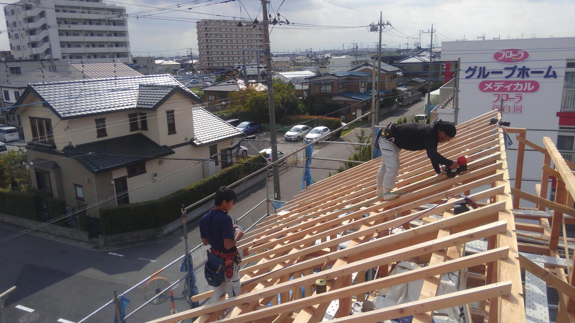 垂木を3寸くぎで止めていきます。