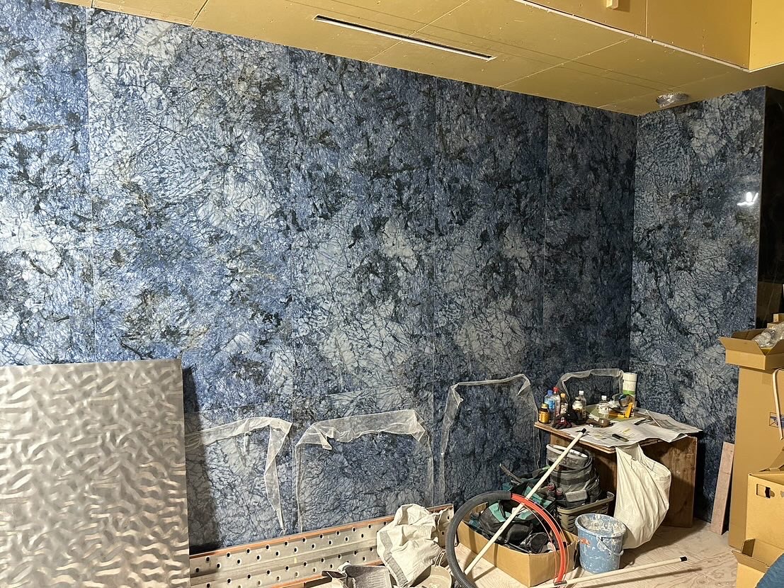 こちらは地下のカラオケルームになる予定の壁になります✨ どの様に完成するのか楽しみですね😊